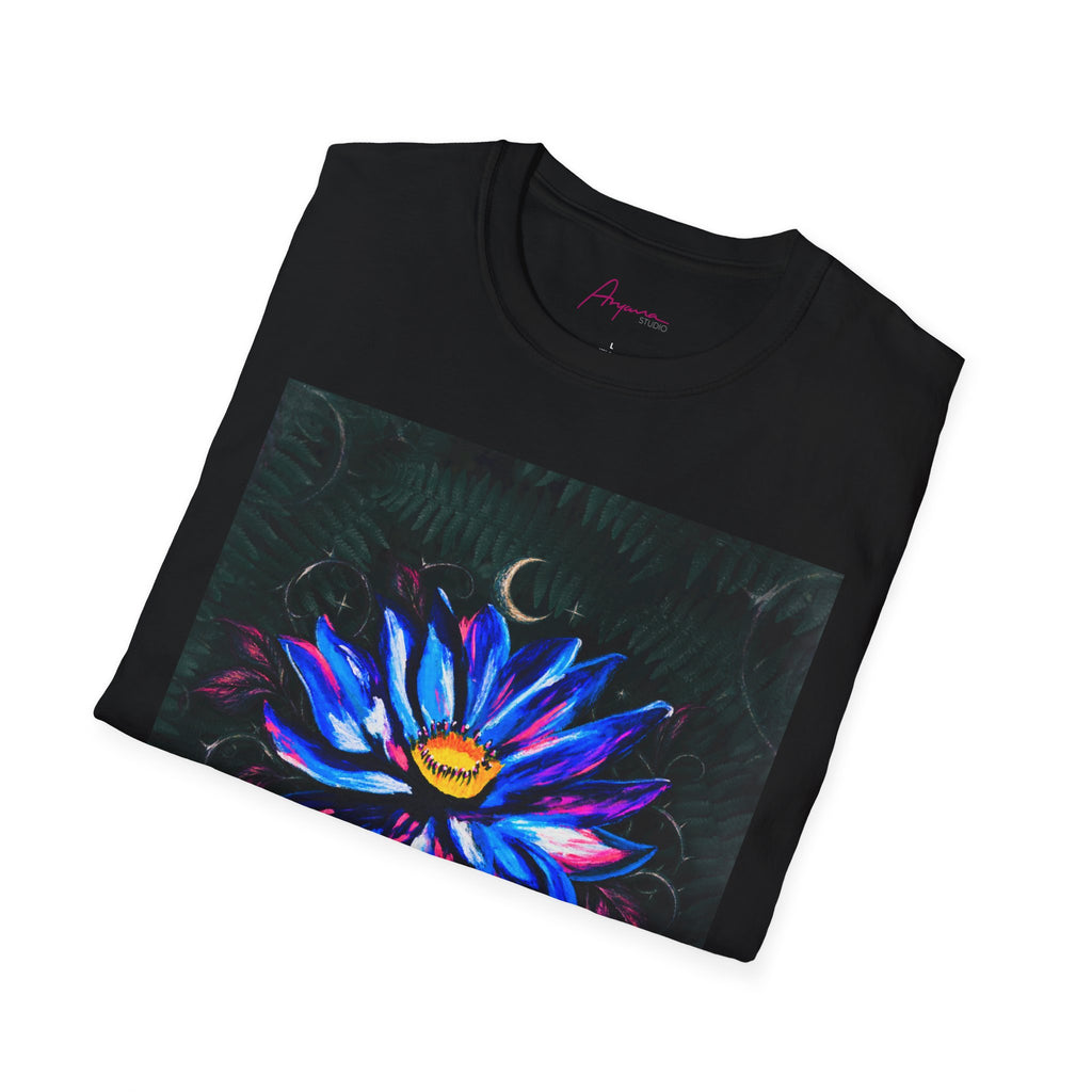 Camiseta con luna y flor de loto “Bloom Your Own Way”