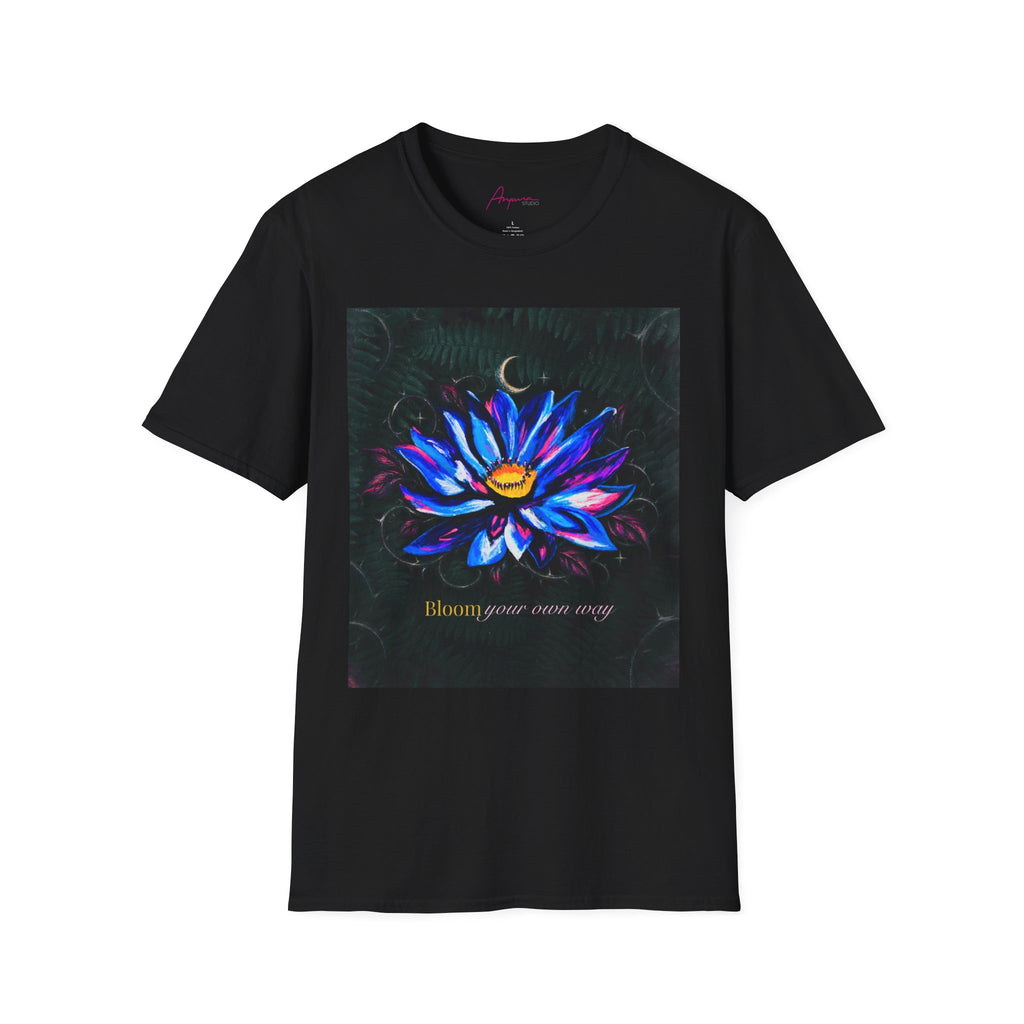 Camiseta con luna y flor de loto “Bloom Your Own Way”