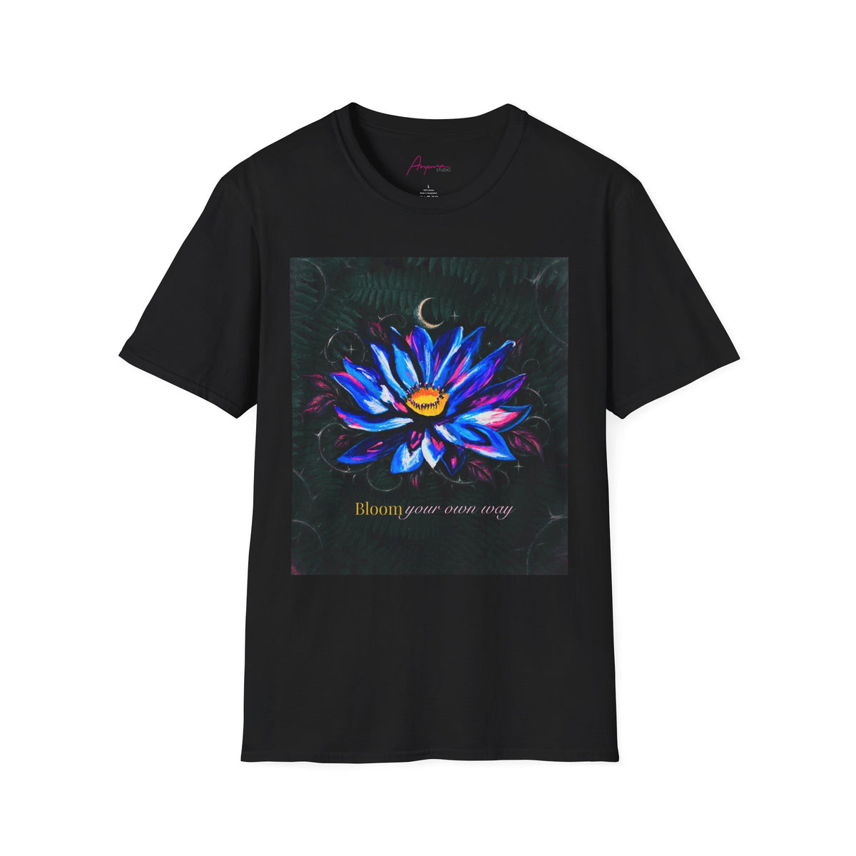 Camiseta con luna y flor de loto “Bloom Your Own Way”