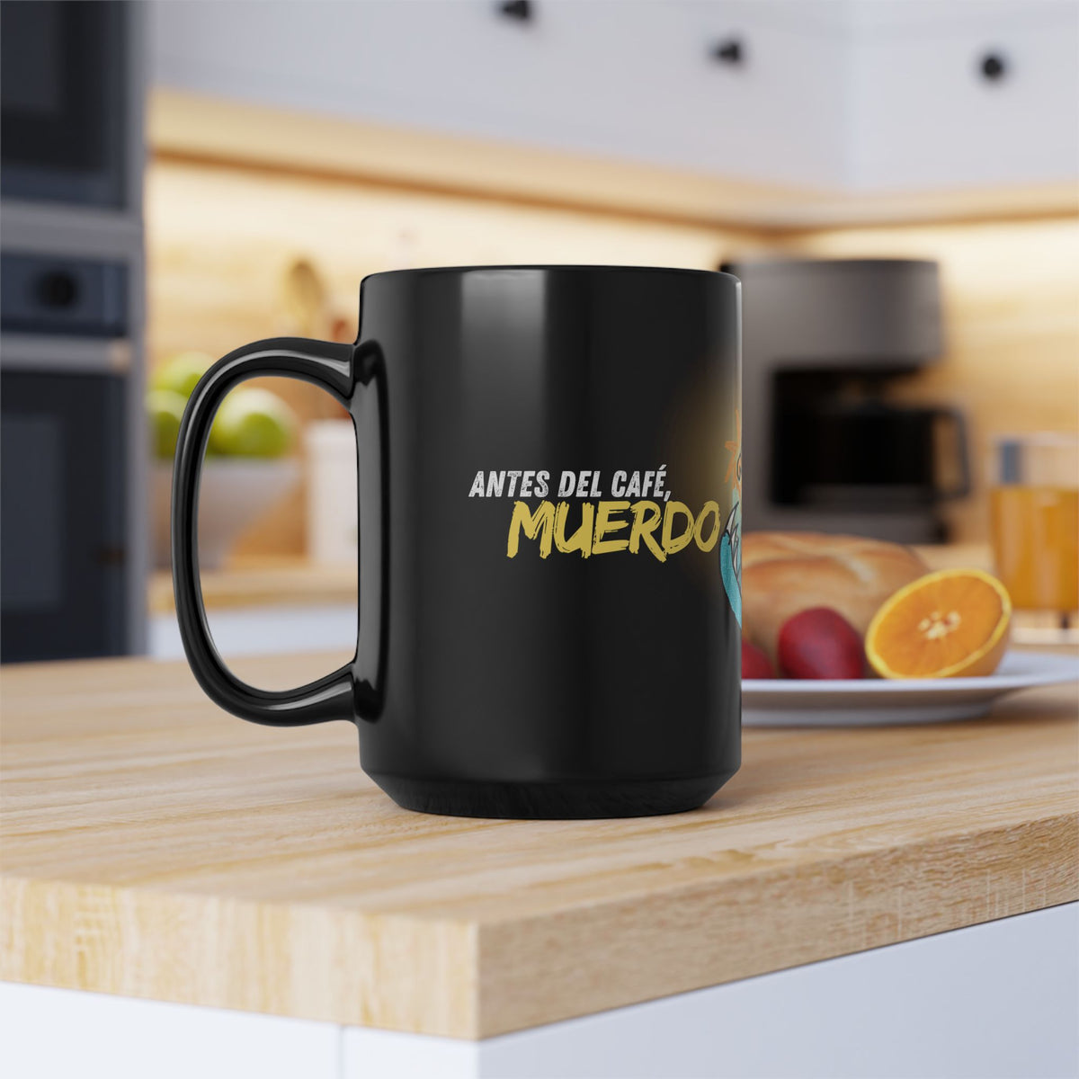 Taza negra con pez abisal “Antes del café, muerdo.” de Gabee