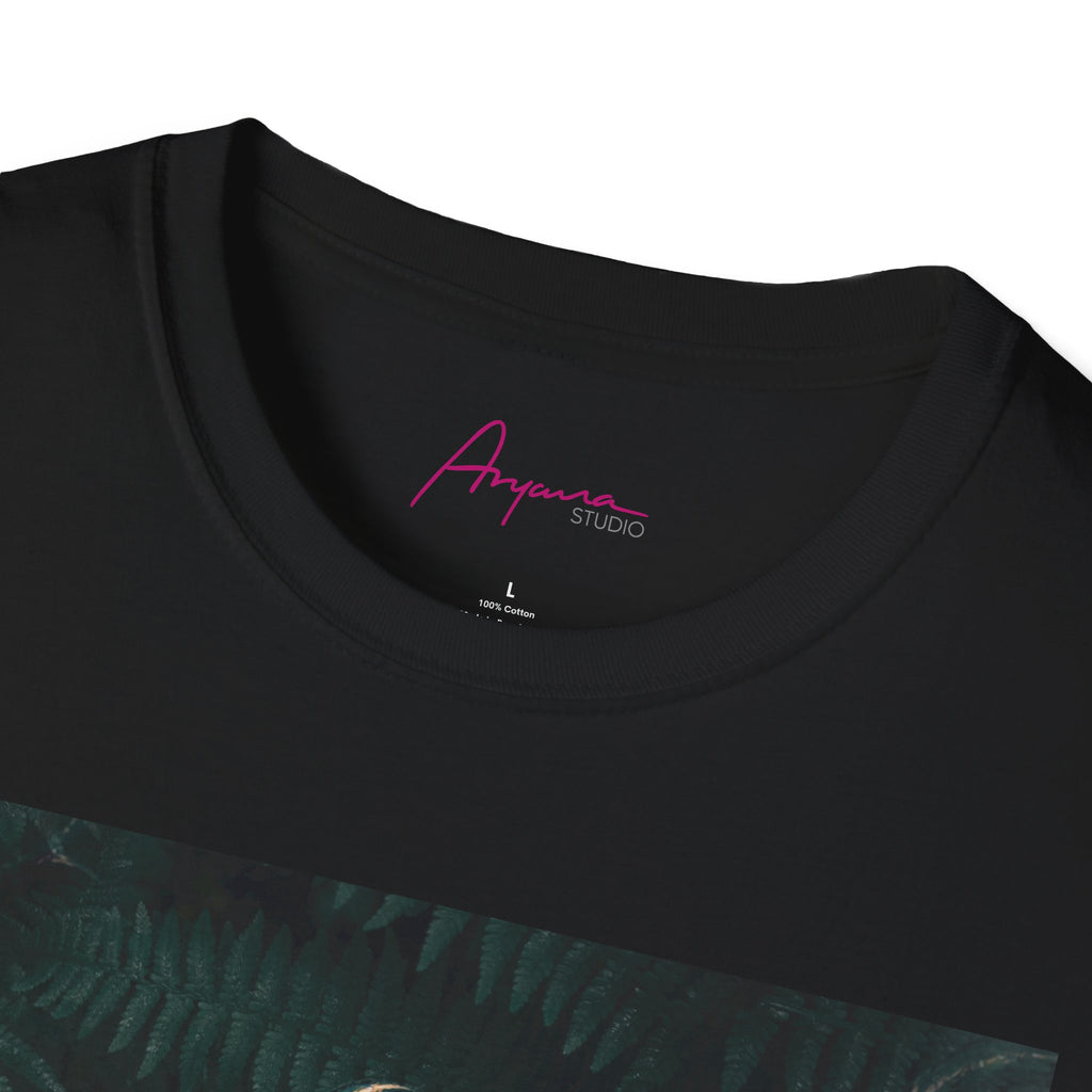 Camiseta con luna y flor de loto “Bloom Your Own Way”