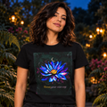 Camiseta con luna y flor de loto “Bloom Your Own Way”