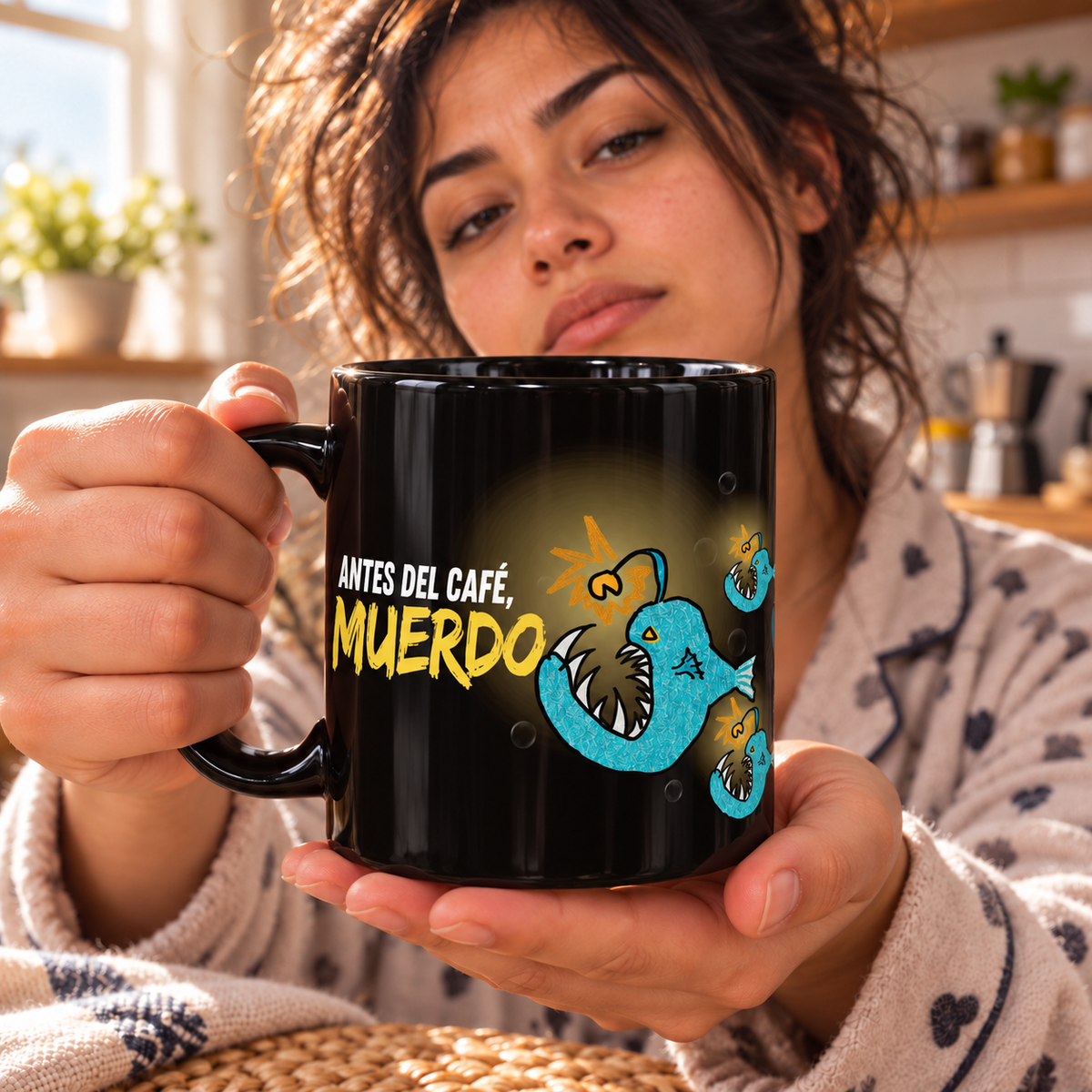 Taza negra con pez abisal “Antes del café, muerdo.” de Gabee