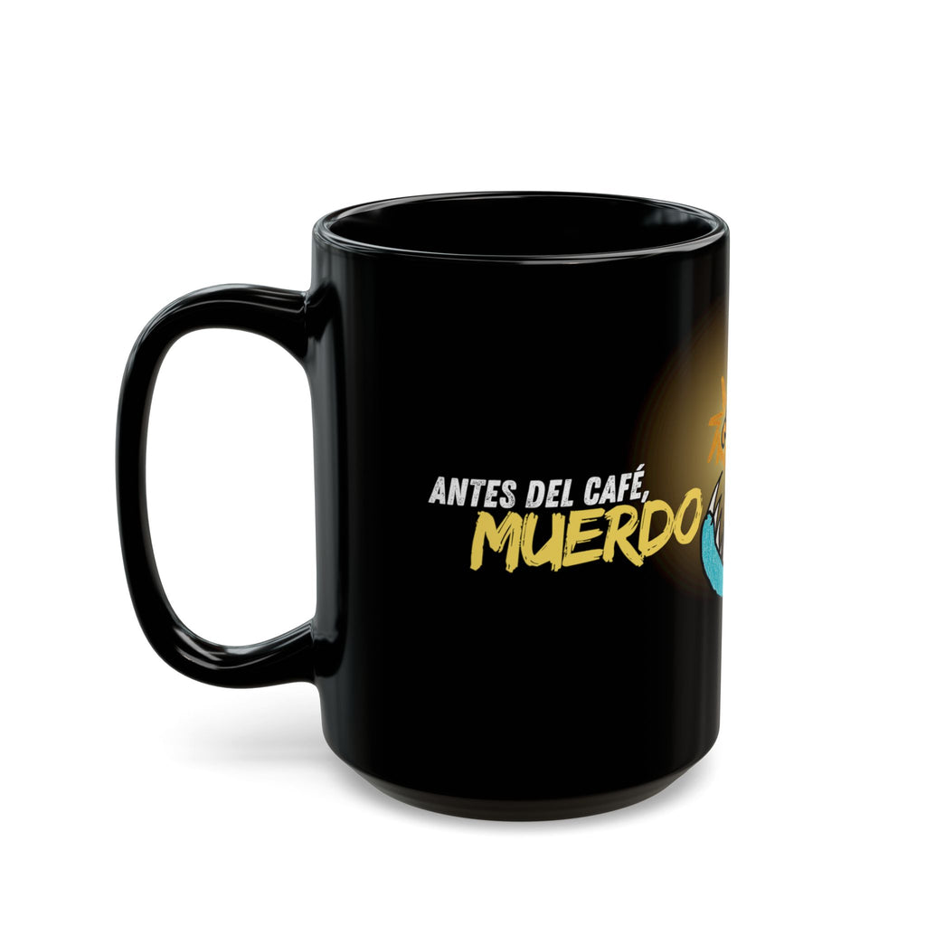 Taza negra con pez abisal “Antes del café, muerdo.” de Gabee