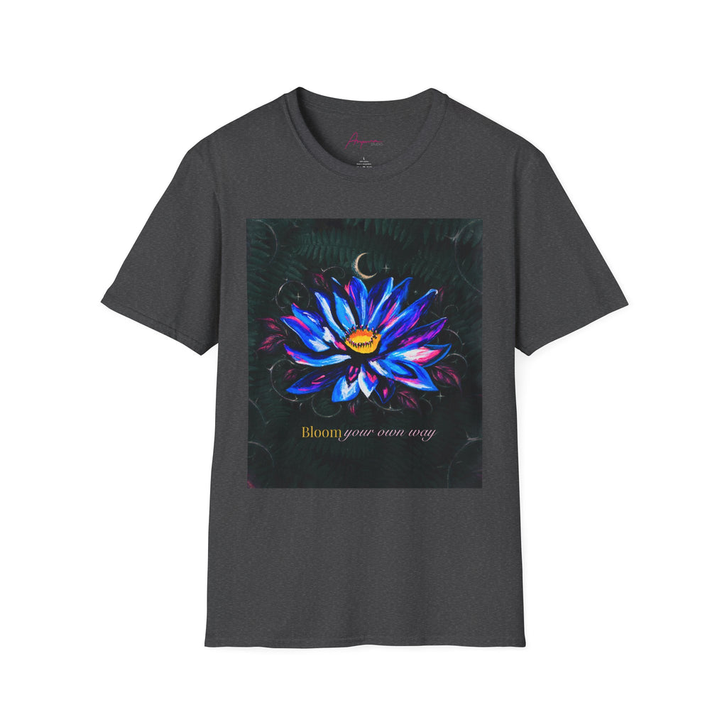 Camiseta con luna y flor de loto “Bloom Your Own Way”