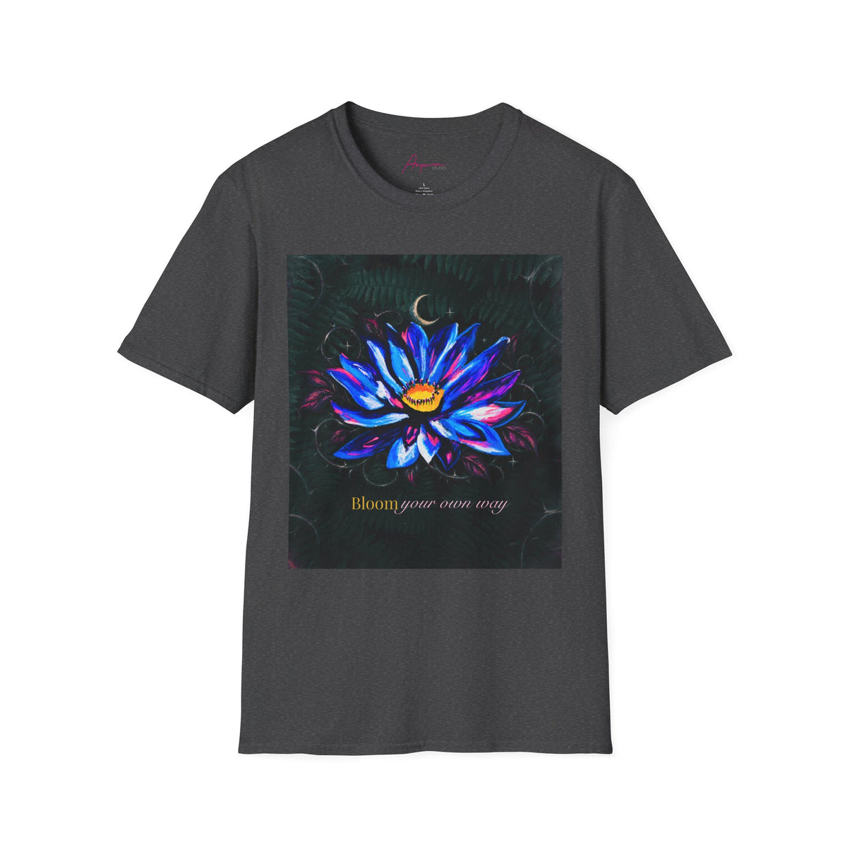 Camiseta con luna y flor de loto “Bloom Your Own Way”