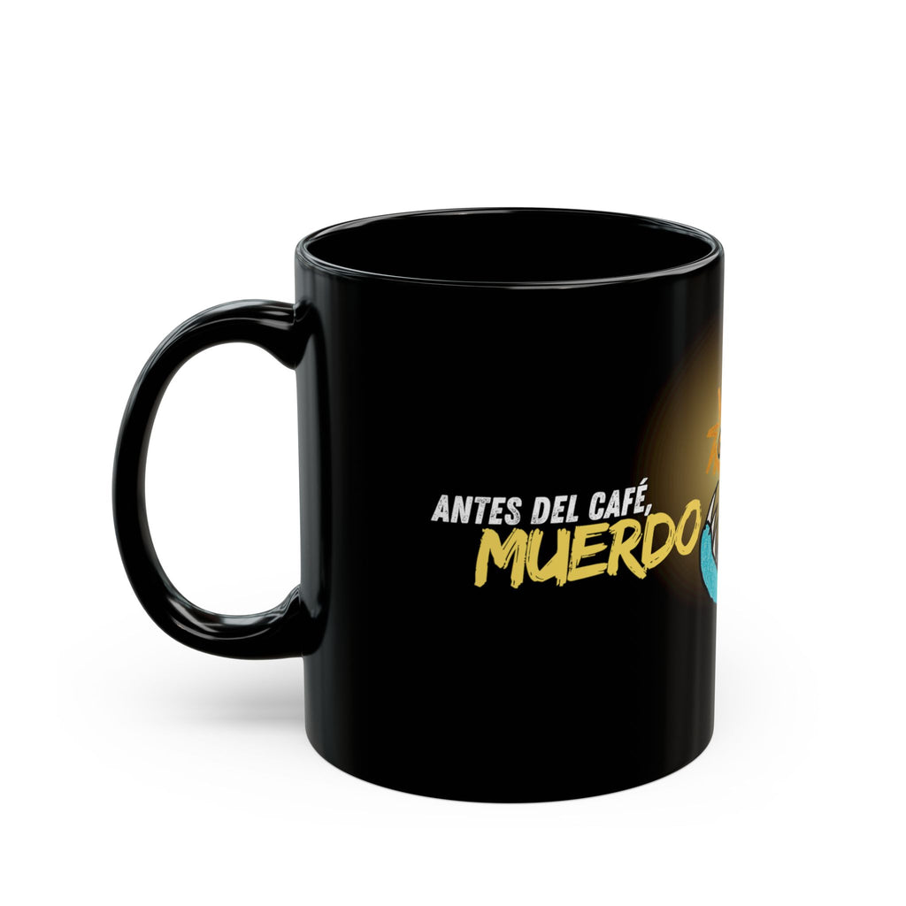Taza negra con pez abisal “Antes del café, muerdo.” de Gabee