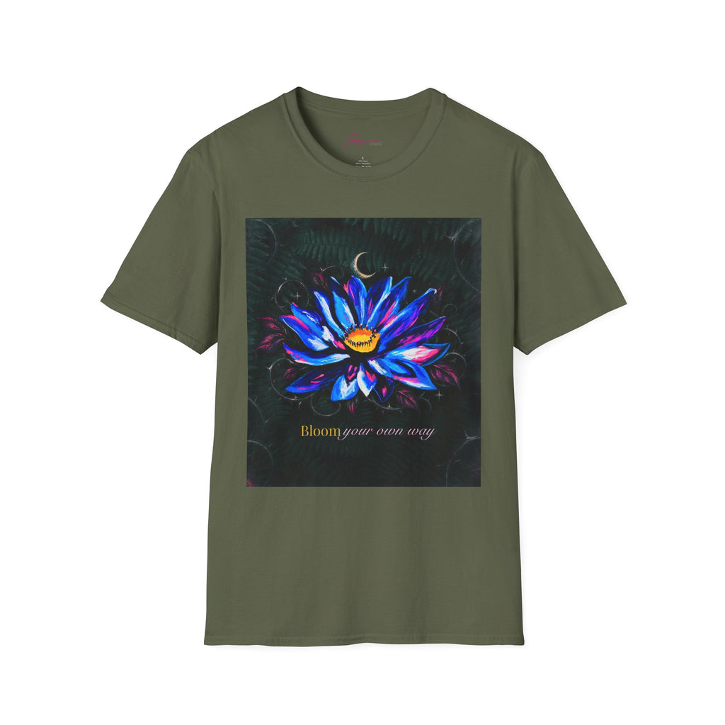 Camiseta con luna y flor de loto “Bloom Your Own Way”